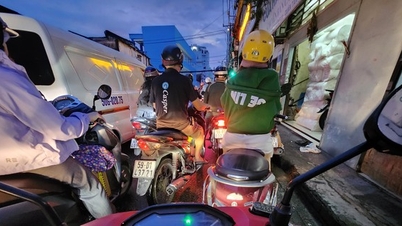 Ho Chi Minh City residents struggle to find their way home after heavy rain