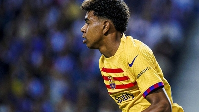 Cầu thủ Barca đi vệ sinh khi đang thi đấu