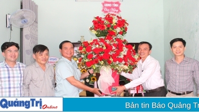 Chủ tịch UBND tỉnh Võ Văn Hưng chúc mừng Văn phòng đại diện Báo Nhân Dân tại Quảng Trị nhân Ngày Báo chí cách mạng Việt Nam 21/6