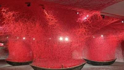 Berühmter Künstler Chiharu Shiota macht Ausstellung aus Wolle und alten Booten in Vietnam