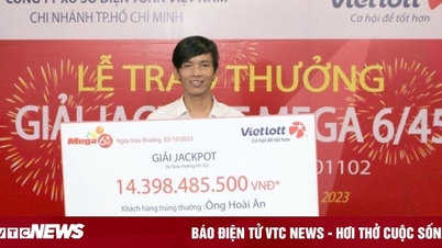 មនុស្សម្នាក់ដែលឈ្នះរង្វាន់ច្រើនជាង 14 ពាន់លានដុងនៅ Vietlott មិនបានពាក់ម៉ាសពេលទទួលរង្វាន់ទេ។
