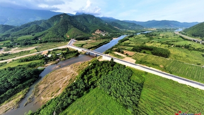 ダナンの山と森の中の田んぼを横切る道に魅了される