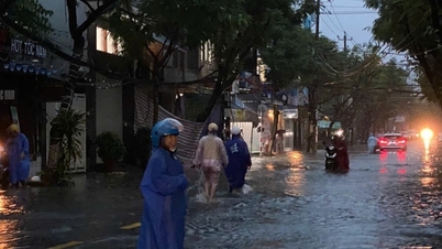 Mưa xối xả trong đêm, nhiều tuyến phố ở Đà Nẵng chìm trong nước