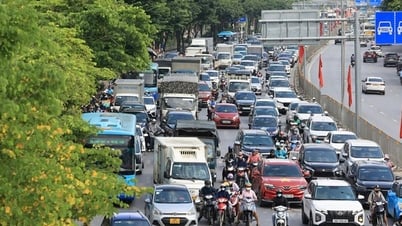 Đường phố ken đặc người, xe ngày đầu nghỉ lễ 2/9