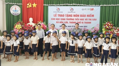 Hội Nhà báo Việt Nam trao tặng nón bảo hiểm cho 300 em học sinh