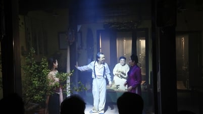 Du khách trải nghiệm show thực cảnh Chuyện phố hàng ở phố cổ Hà Nội