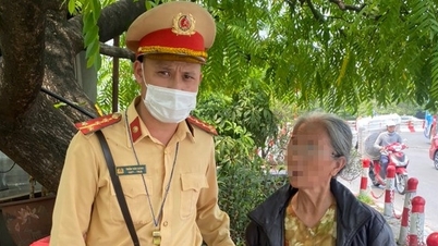Cụ bà 76 tuổi đi lạc trên cầu Chương Dương, được CSGT tìm người thân