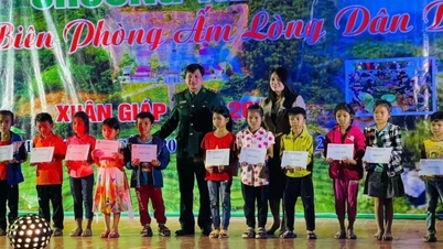 Trao 50 suất học bổng "Xuân Biên phòng ấm lòng dân bản"