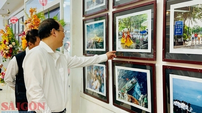 Phó Bí thư Thành ủy TPHCM Nguyễn Hồ Hải tham quan triển lãm “Tuổi trẻ với Trường Sa”