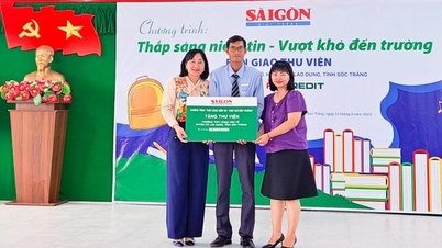 Saigon Giai Phong Newspaper hands over library and awards scholarships to Doan Van To High School