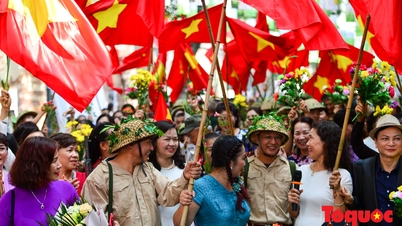 Sống lại không khí ngày Giải phóng Thủ đô với 'Sông Hồng cuộn sóng'