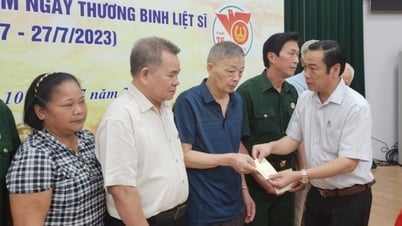 Chương trình “Màu hoa đỏ” trao quà tặng các gia đình chính sách tỉnh Cao Bằng