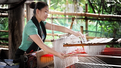 ស្នាដៃនារីថៃស្លៀកខោរឹប។