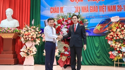 អនុរដ្ឋមន្ត្រី Nguyen Danh Huy អបអរសាទរមហាវិទ្យាល័យផ្លូវដែកក្នុងឱកាសថ្ងៃទី ២០ ខែវិច្ឆិកា