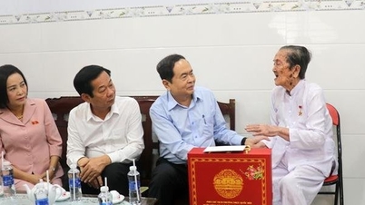 Permanent Vice Chairman of the National Assembly visits and presents Tet gifts in Kien Giang