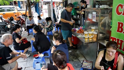 Quán chè nổi tiếng Hà Nội bội thu nhờ 'món đậu đỏ thoát ế' ngày Thất tịch