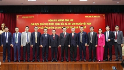 Der Vorsitzende der Nationalversammlung, Vuong Dinh Hue, trifft sich mit der vietnamesischen Geschäftswelt in Laos