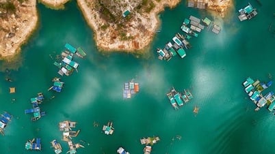 A fishing village suspended in the middle of a hydroelectric lake, likened to the river delta of the Central Highlands.