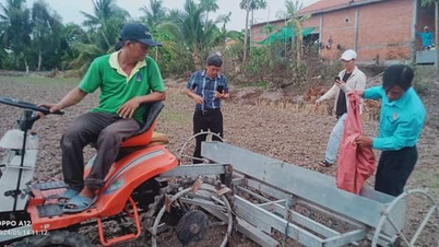 Sáng chế máy sạ hàng 3 trong 1 chạy vèo vèo, anh nông dân Long An khiến cả làng phục lăn