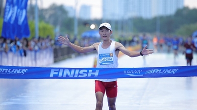 Nhà vô địch SEA Games 31 Hoàng Nguyên Thanh tiếp tục thắng ở cự ly 21 km