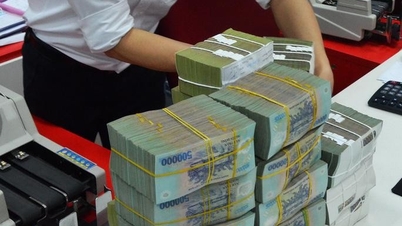 Tiền gửi vào hệ thống ngân hàng sụt giảm