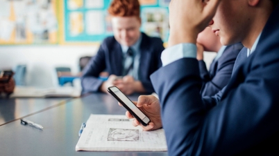 France tests ban on students using phones in schools