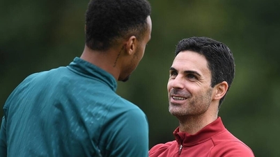 Arsenal phải đợi 5 tiếng ở sân bay