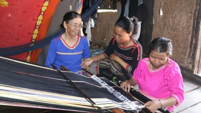 ប្រជាជនដែល 'រក្សាភ្លើង' នៃការតម្បាញប្រពៃណីនៅ Kon Tum
