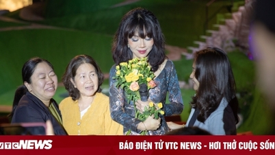 ពិធីករ Trac Thuy Mieu សម្រក់ទឹកភ្នែកលើឆាក