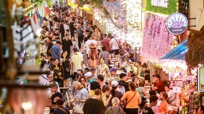 Los cafés de las calles de los trenes de Hanoi están llenos de gente y los turistas posan en todo tipo de posiciones en las vías.