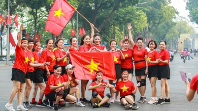Người dân mặc áo cờ đỏ sao vàng tưng bừng xuống phố mừng kỉ niệm 70 năm ngày Giải phóng Thủ đô