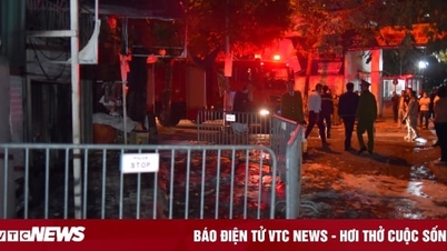 Cháy ngùn ngụt cửa hàng sửa chữa và bán xe đạp điện ở Hà Nội