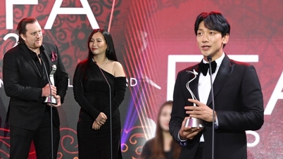 ฝน อธิบดีกรมประชาสัมพันธ์ และทีมงานภาพยนตร์ “Brilliant Night” รับรางวัลจากเทศกาลภาพยนตร์นานาชาติอาเซียน