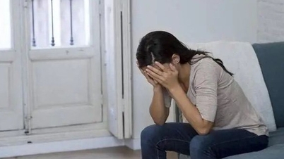 Thấy thứ rơi ra từ bên trong túi, tôi bật khóc