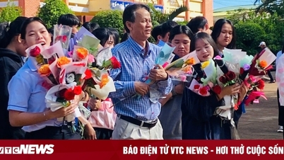 'ពិធីចូលនិវត្តន៍' របស់នាយកសាលាអាយុ 38 ឆ្នាំបង្កឱ្យមានការភ្ញាក់ផ្អើលនៅលើអ៊ីនធឺណិត