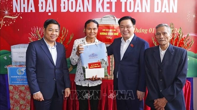 Chủ tịch Quốc hội Vương Đình Huệ thăm, làm việc tại Bắc Giang