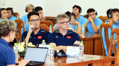 HLV Troussier cùng đội tuyển Việt Nam trở thành khách mời sự kiện do UEFA tổ chức