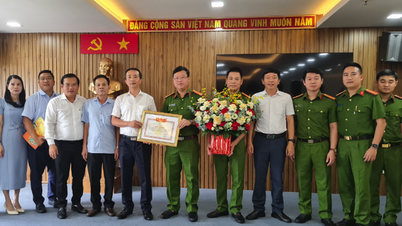 រដ្ឋមន្ត្រី ង្វៀន គីមសុន ប្រគល់ប័ណ្ណសរសើរជូនកងកម្លាំងនគរបាលក្រុង Da Nang។