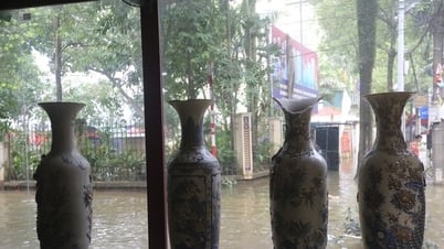 Tiểu thương làng gốm Bát Tràng thiệt hại nửa tỷ đồng sau trận ngập lụt