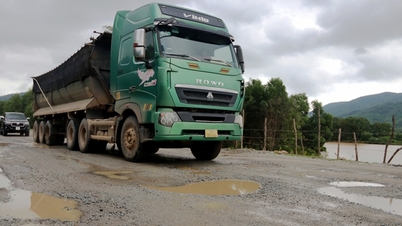Gros plan sur la route côtière de Ha Tinh, d'une valeur de plus de 2 000 milliards de VND, gravement dégradée