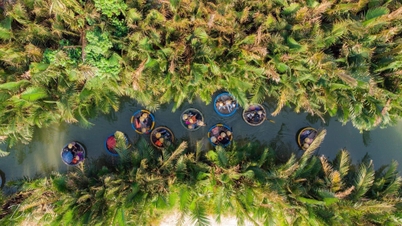 Rowing a basket boat on Cua Can River