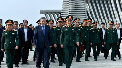 [ภาพ] เลขาธิการใหญ่โตลัมเยี่ยมชมและทำงานที่พิพิธภัณฑ์ประวัติศาสตร์การทหารเวียดนาม