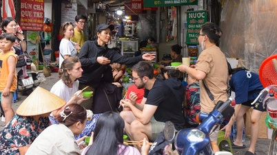 Two 'small but mighty' alleys in Hanoi, customers with 100,000 can comfortably eat delicious food