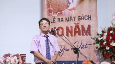 'Đi, yêu và viết', một món quà quý với người làm báo