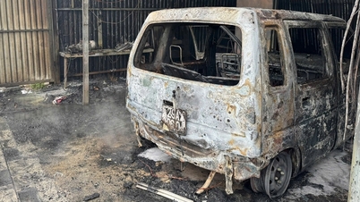 Incendie dans un atelier de réparation automobile à Hanoi, une voiture brûlée