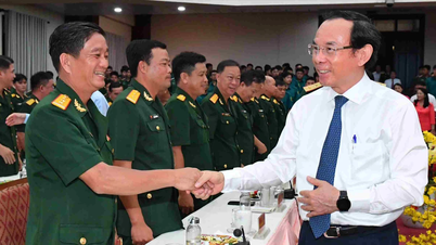 ថ្នាក់ដឹកនាំទីក្រុងហូជីមិញ អញ្ជើញទៅសួរសុខទុក្ខ និងជូនពរឆ្នាំថ្មី ដល់ទីបញ្ជាការទីក្រុងហូជីមិញ