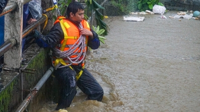 Soldiers and police enter the "flood center" in Da Nang to evacuate people