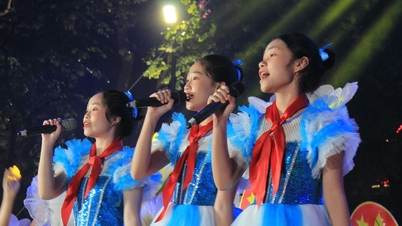 하노이 학생들이 보행자 거리에서 처음으로 합창 공연을 펼친다
