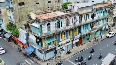 Close-up of a dilapidated 3-storey apartment building that must be urgently demolished