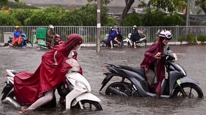 Thời tiết Hà Nội mưa lớn, nhiều người mắc kẹt giữa dòng nước